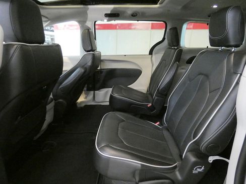 Used 2024 Chrysler Pacifica Limited w/ Trailer Tow Group FWD image 27