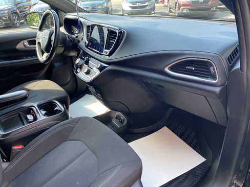 Used 2021 Chrysler Pacifica Touring w/ Uconnect Theater Family Group AWD/4WD image 29