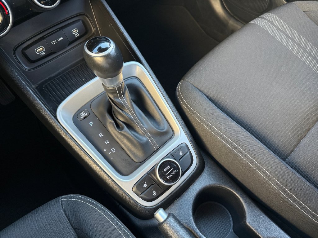 Used 2023 Hyundai Venue FWD image 18