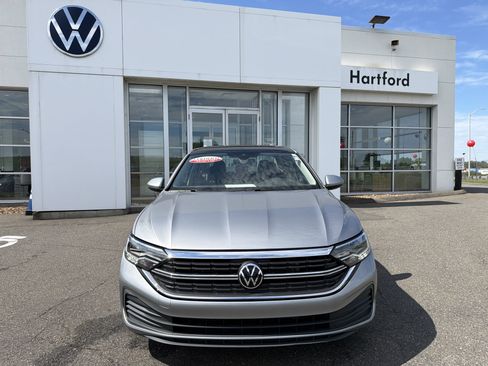 Certified 2024 Volkswagen Jetta SE FWD image 9