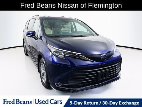 Used 2022 Toyota Sienna XLE image 1