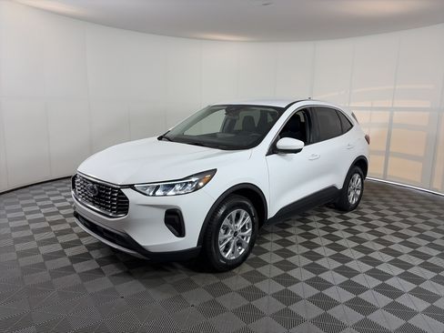 Used 2023 Ford Escape Active w/ Tech Pack #2 AWD/4WD image 2