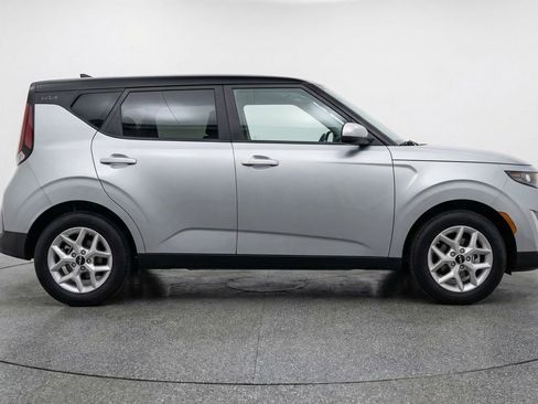 Used 2025 Kia Soul LX w/ LX Technology Package FWD image 11
