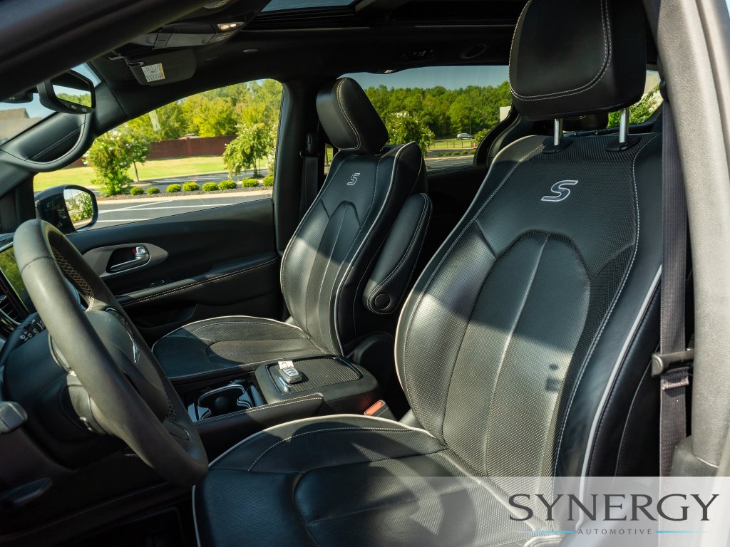 Used 2025 Chrysler Pacifica Limited FWD image 13