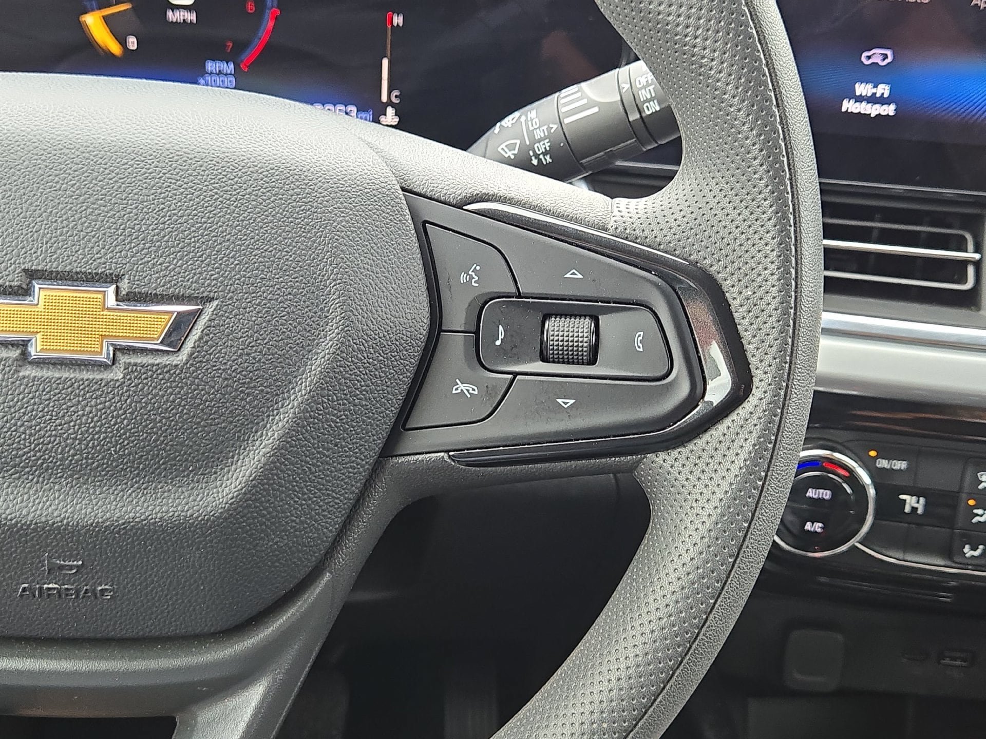 Used 2025 Chevrolet Trax LT FWD image 21