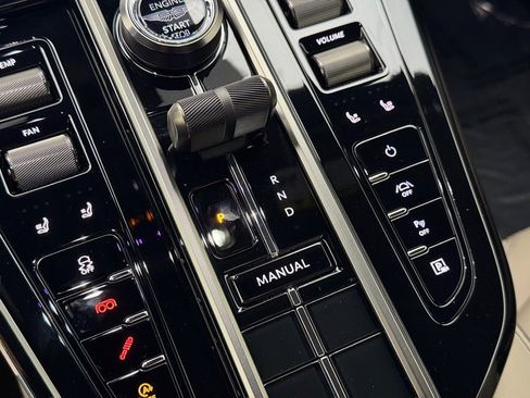 Used 2025 Aston Martin V8 Vantage Coupe image 24