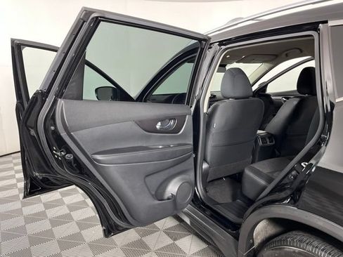 Used 2019 Nissan Rogue SV w/ Premium Package FWD image 41