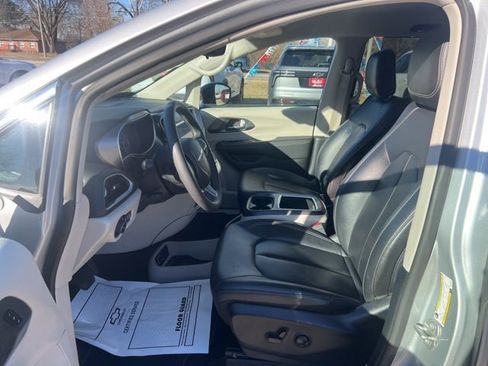 Used 2024 Chrysler Pacifica Touring-L image 11