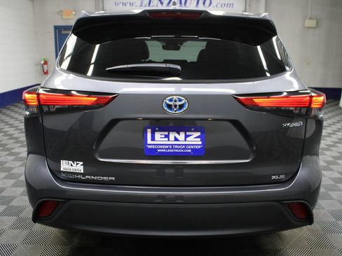 Used 2021 Toyota Highlander XLE AWD/4WD image 36