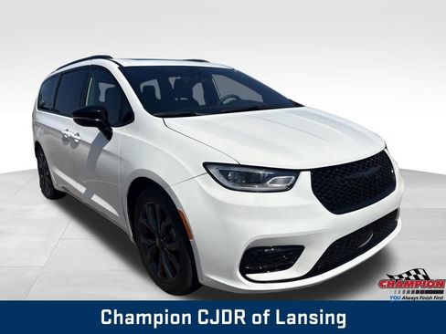 Used 2025 Chrysler Pacifica Limited FWD image 10