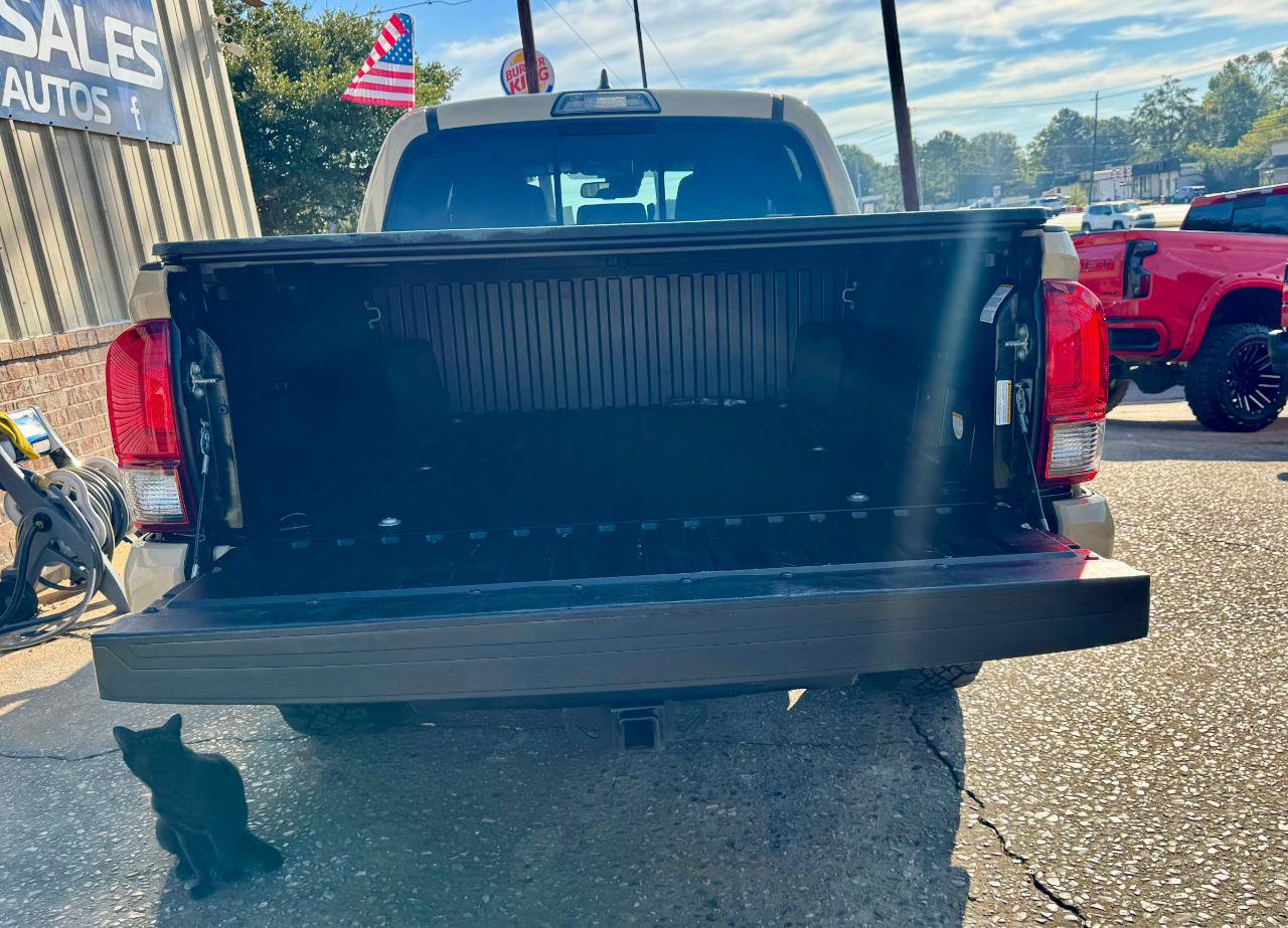 Used 2019 Toyota Tacoma TRD Sport AWD/4WD image 11