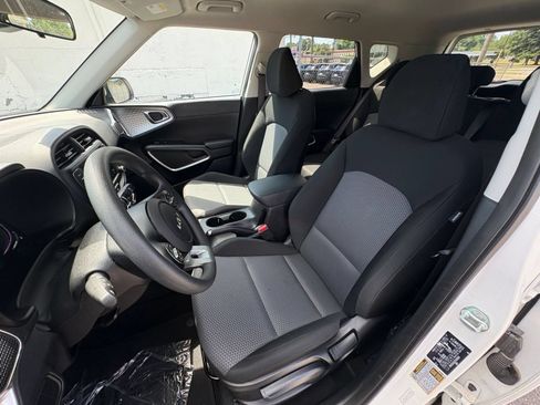 Used 2025 Kia Soul LX w/ LX Technology Package FWD image 34