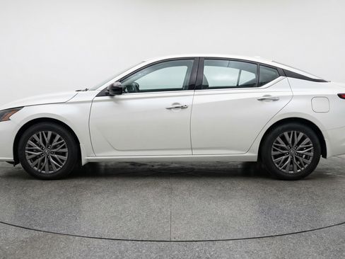 Used 2025 Nissan Altima 2.5 SV image 5