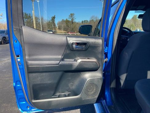 Used 2017 Toyota Tacoma TRD Sport w/ Tow Package (A/T) image 24