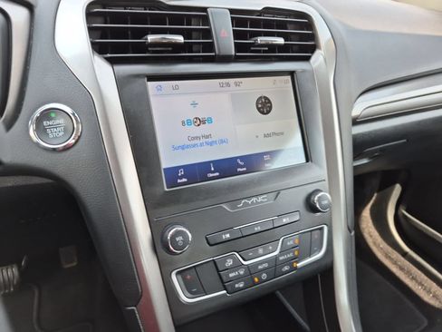 Used 2020 Ford Fusion SE FWD image 27