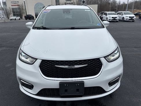 Used 2022 Chrysler Pacifica Touring-L FWD image 2