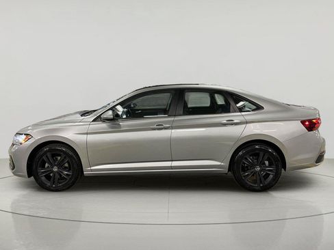 Used 2024 Volkswagen Jetta SE w/ Panoramic Sunroof Package FWD image 4