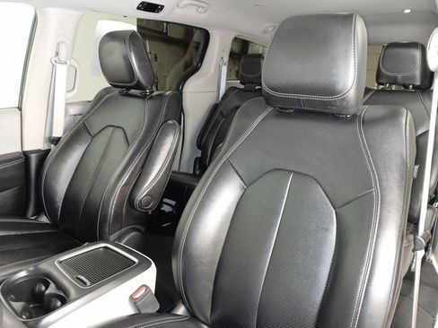 Used 2024 Chrysler Pacifica Touring-L FWD image 11