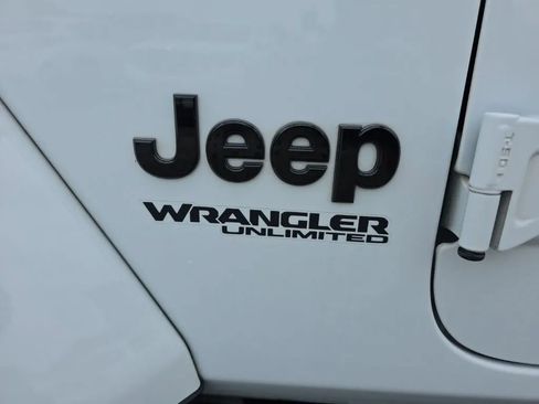 Used 2022 Jeep Wrangler Unlimited Sahara AWD/4WD image 9