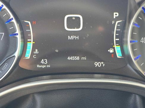 Used 2024 Chrysler Pacifica Touring-L FWD image 26