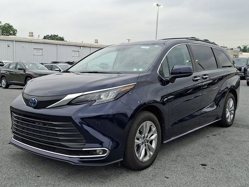 Used 2024 Toyota Sienna XLE w/ XLE Plus Package AWD/4WD image 1