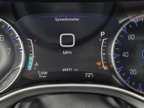 Used 2023 Chrysler Pacifica Touring-L FWD image 18