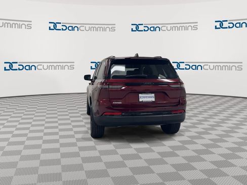 Used 2025 Jeep Grand Cherokee Altitude AWD/4WD image 7