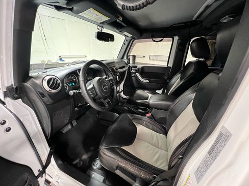 Used 2016 Jeep Wrangler Unlimited Sahara w/ Connectivity Group image 7