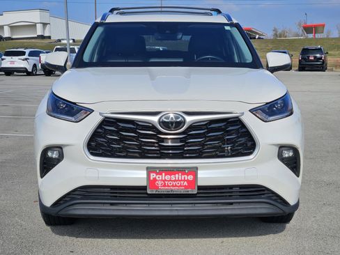 Used 2021 Toyota Highlander XLE image 2