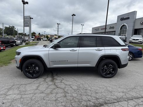 New 2025 Jeep Grand Cherokee Limited w/ Black Appearance Package image 9