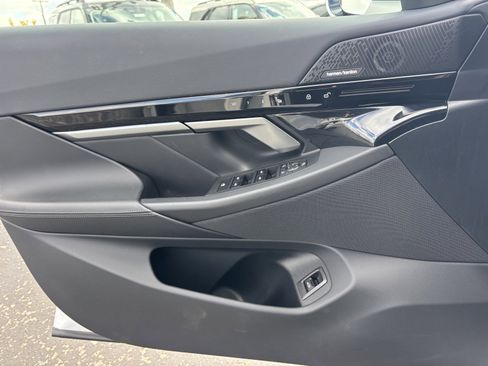 Used 2025 BMW 530i xDrive image 16