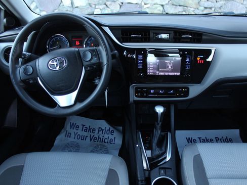Used 2018 Toyota Corolla LE FWD image 19