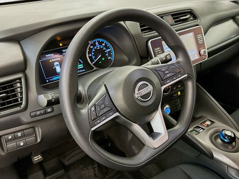Used 2025 Nissan Leaf S image 18