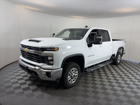 Used 2025 Chevrolet Silverado 2500 LT w/ Convenience Package AWD/4WD image 2