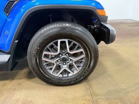 Used 2024 Jeep Wrangler Unlimited Sahara w/ Technology Group AWD/4WD image 88