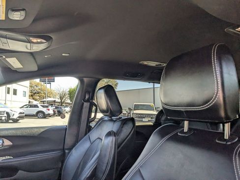 Used 2025 Chrysler Pacifica Select image 14