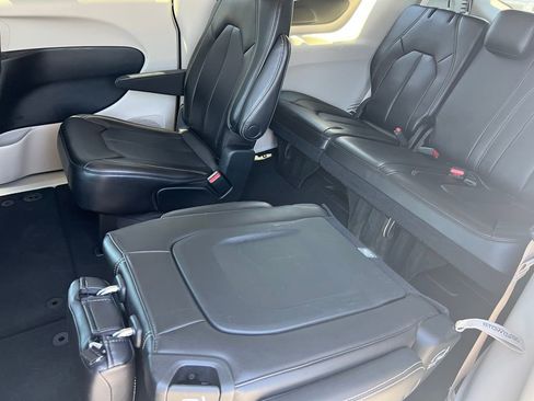 Used 2023 Chrysler Pacifica Touring-L FWD image 17