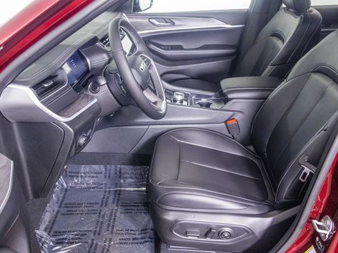 New 2025 Jeep Grand Cherokee Limited image 16