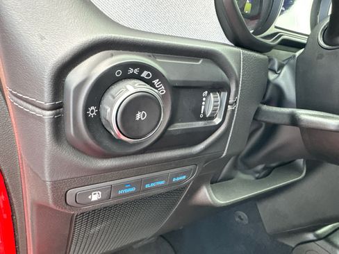 Used 2025 Jeep Wrangler Unlimited Sahara AWD/4WD image 19