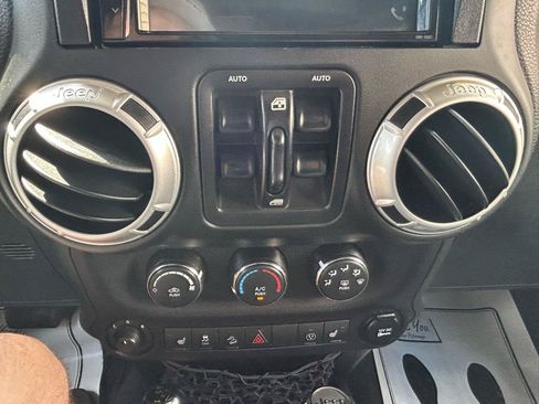 Used 2015 Jeep Wrangler Unlimited Sahara w/ Connectivity Group AWD/4WD image 22