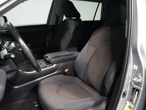 Used 2023 Toyota Highlander LE image 27