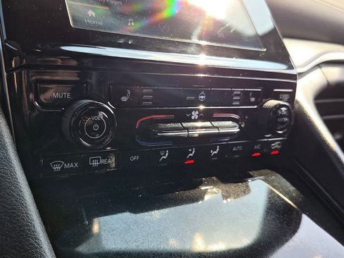 Used 2023 Jeep Grand Cherokee Altitude image 20