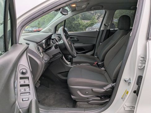 Used 2022 Chevrolet Trax LS w/ Tint and Cruise Package AWD/4WD image 17