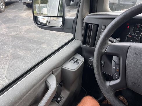 Used 2016 Chevrolet Express 2500 RWD image 15