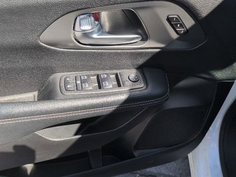 Used 2025 Chrysler Pacifica Select image 19