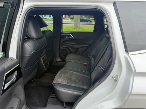 Used 2024 Mitsubishi Outlander SE Black Edition FWD image 11