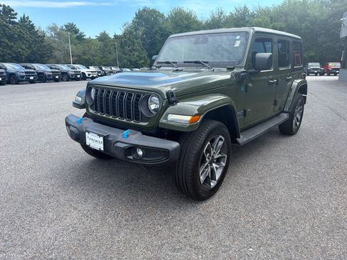 Used 2024 Jeep Wrangler Unlimited w/ Convenience Group AWD/4WD image 3