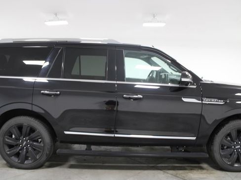 Used 2022 Lincoln Navigator Reserve AWD/4WD image 11