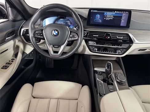 Used 2021 BMW 530e xDrive w/ Premium Package image 5