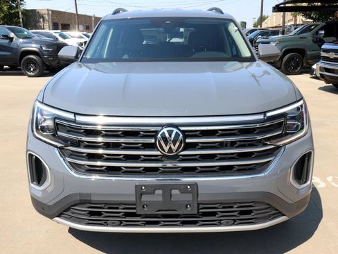 Used 2025 Volkswagen Atlas SE AWD/4WD image 2